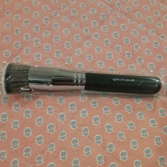 Younique Makeup Younique Kabuki Brush Poshmark